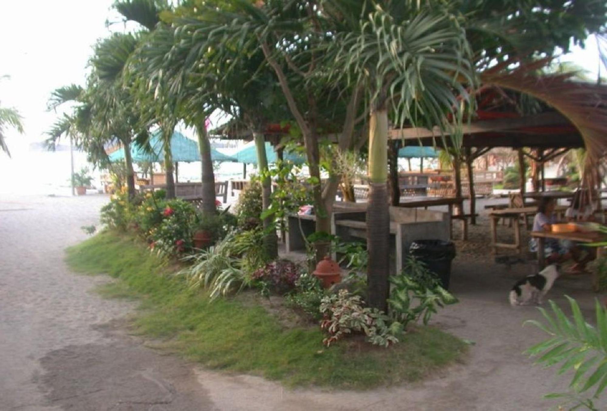 Reddoorz Hostel At Megans Paradisio Beach Resort San Antonio  Eksteriør billede