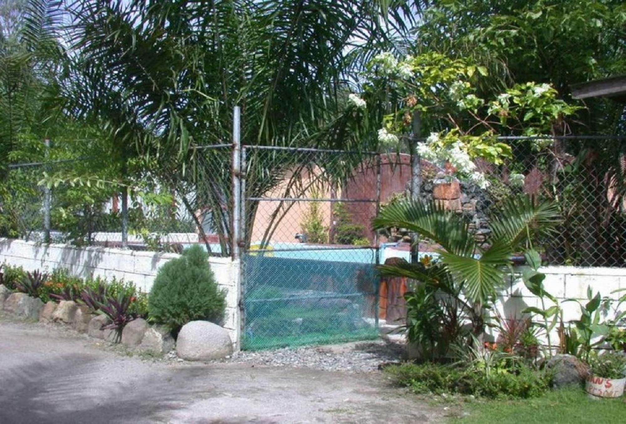 Reddoorz Hostel At Megans Paradisio Beach Resort San Antonio  Eksteriør billede