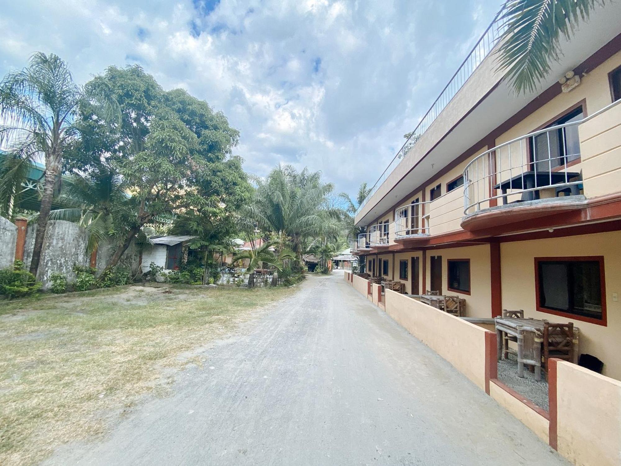 Reddoorz Hostel At Megans Paradisio Beach Resort San Antonio  Eksteriør billede
