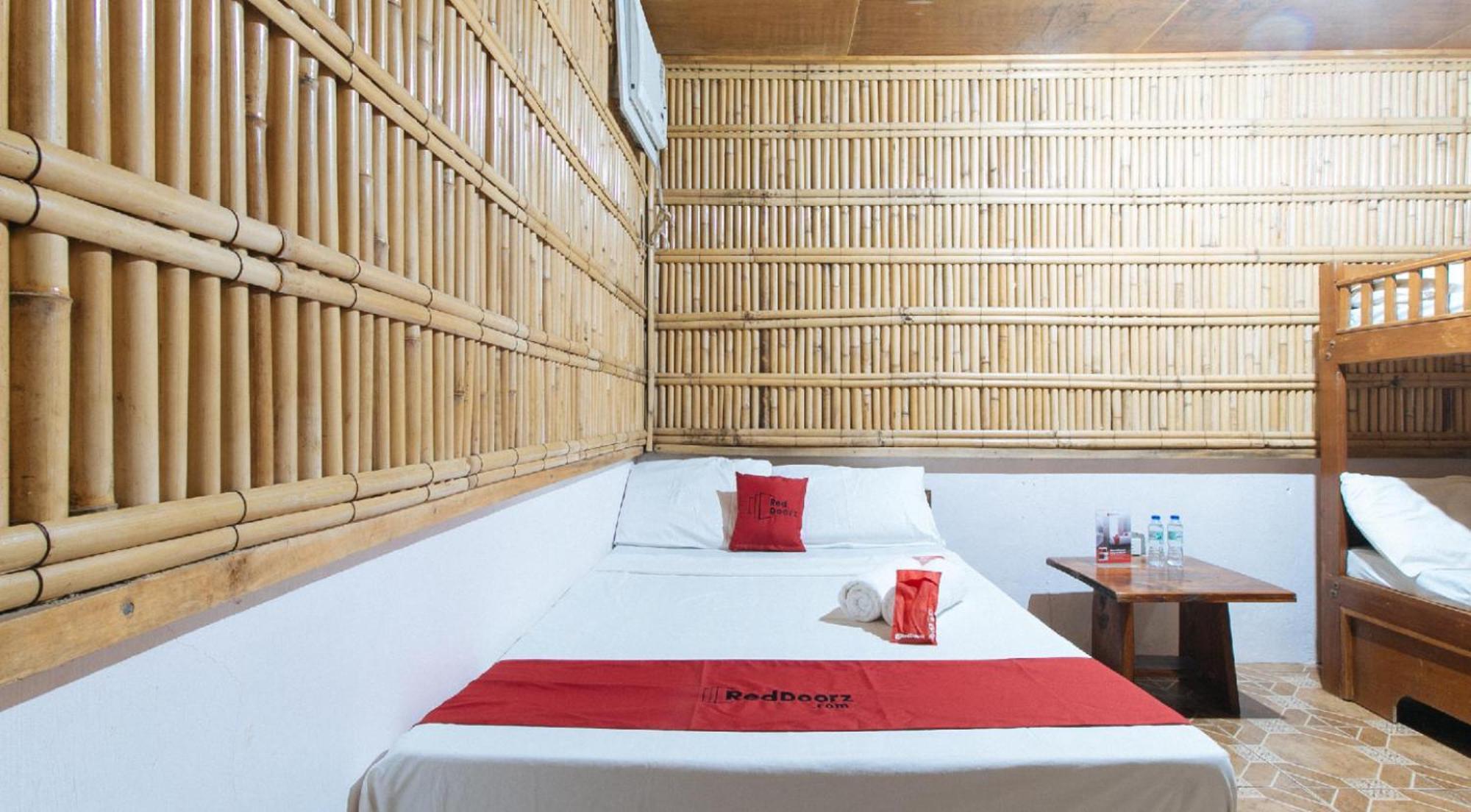 Reddoorz Hostel At Megans Paradisio Beach Resort San Antonio  Eksteriør billede