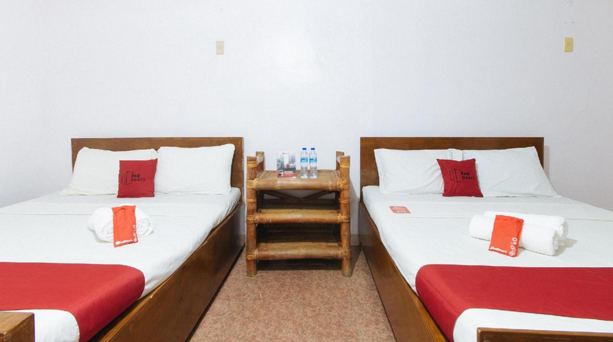 Reddoorz Hostel At Megans Paradisio Beach Resort San Antonio  Eksteriør billede