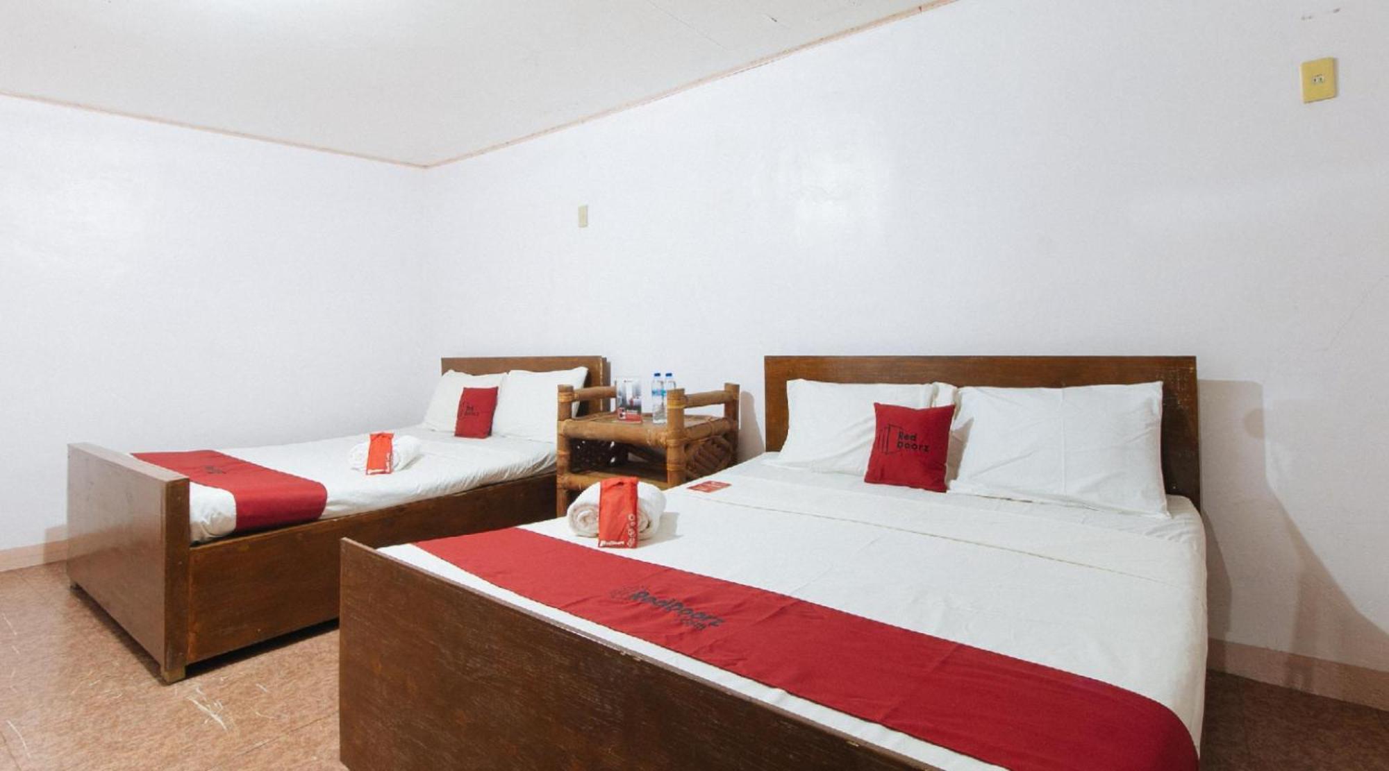 Reddoorz Hostel At Megans Paradisio Beach Resort San Antonio  Eksteriør billede