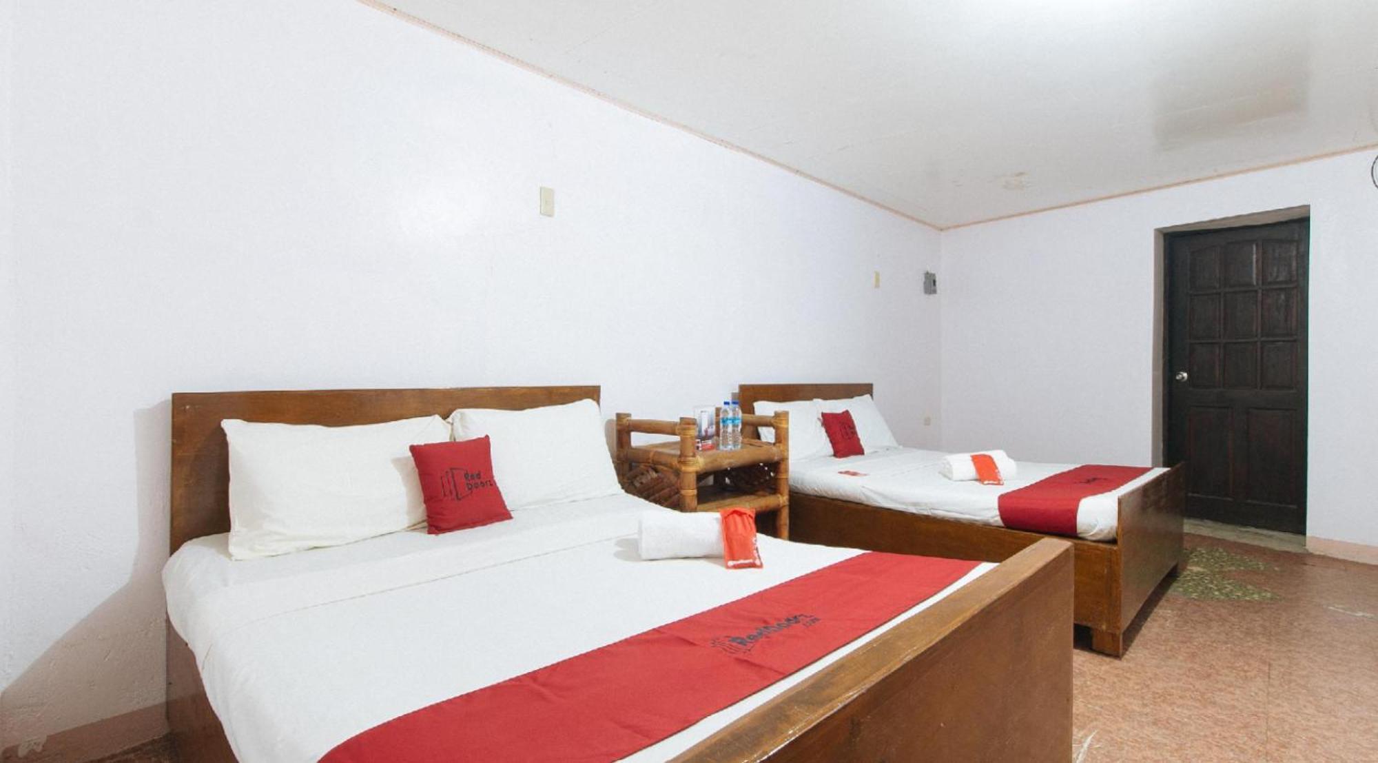 Reddoorz Hostel At Megans Paradisio Beach Resort San Antonio  Eksteriør billede